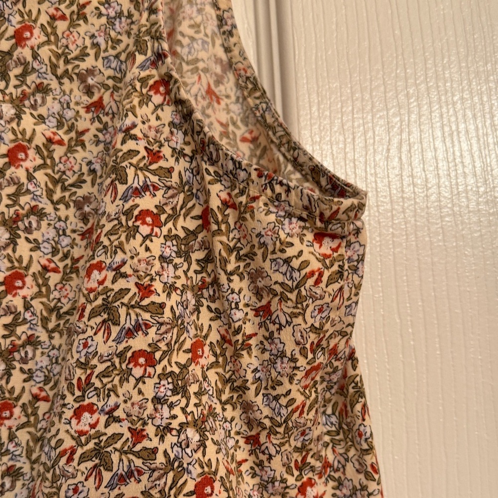 Sag Harbor Sleeveless Button-down Red & Green Floral Print Blouse. Size Medium - Picture 8 of 10